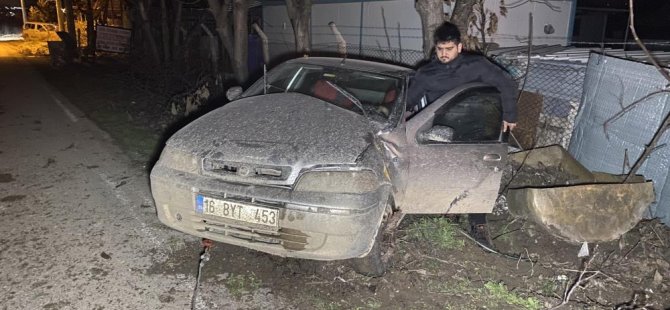 Bursa'da kontrolden çıkan otomobil ağaca çarptı! 4 yaralı