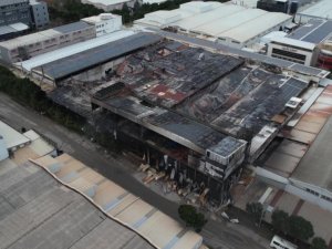 Bursa'da yanan fabrikadaki hasar gün ağarınca ortaya çıktı