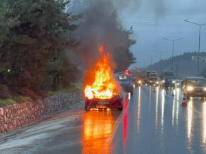 Bursa'da motor arızası veren otomobil alev alev yandı