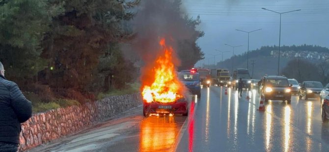 Bursa'da motor arızası veren otomobil alev alev yandı