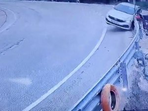 Uludağ yolunda kontrolden çıkan araç bariyerlere böyle girdi