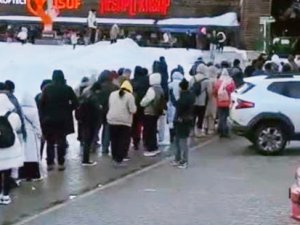 Uludağ'da teleferik kuyruğu metrelerce uzadı