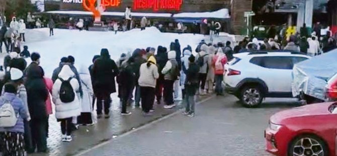 Uludağ'da teleferik kuyruğu metrelerce uzadı