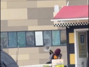 Bursa'da taksi bulamayan sağlıkçı durağı dağıttı!