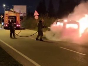 Bursa'da otomobil saniyeler içerisinde alev topuna döndü