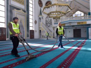 Bursa’daki camilerde Ramazan temizliği