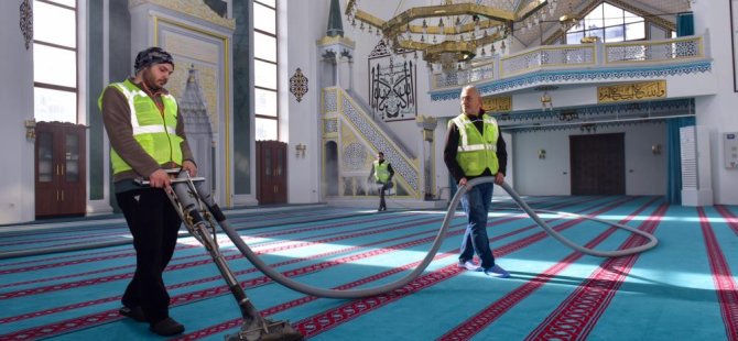 Bursa’daki camilerde Ramazan temizliği