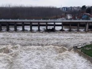 Mustafakemalpaşa Çayı coştu