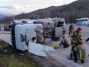 Bursa'da beton tankeri devrildi! 1 ölü