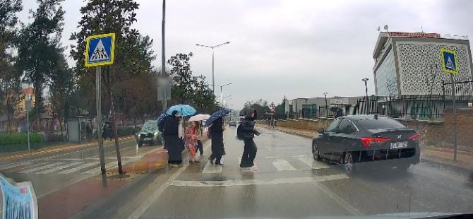 Bursa'da yaya geçidinde durmayıp, öğrencileri tehlikeye attı