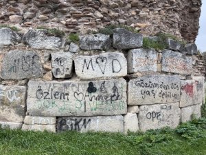 Bursa'da 2 bin yıllık surları bakın ne hale getirdiler?