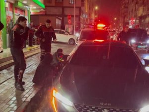Bursa'da bu kez alkolsüz sürücü panik yapıp polisin üzerine araç sürdü