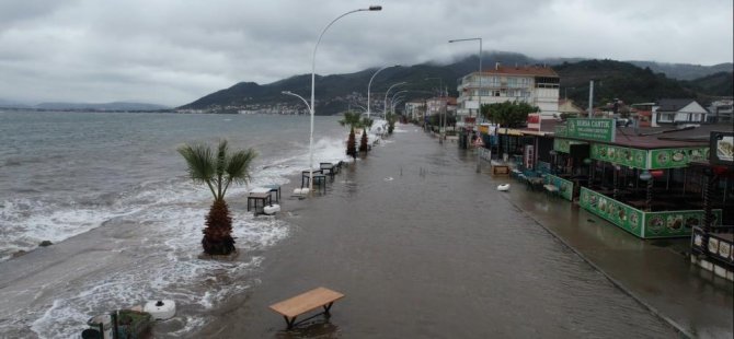 Bursa'da deniz taştı, yollar göle döndü