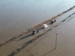 Bursa'da sel sularında mahsur kalan sürücü kurtarıldı