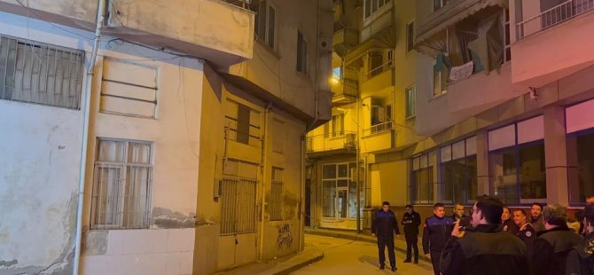 Bursa'da hasarlı apartman tahliye edildi!