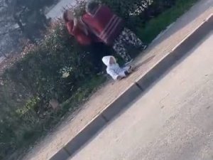 Bursa'da dilenci kavgası kamerada! Bebek yere düştü...