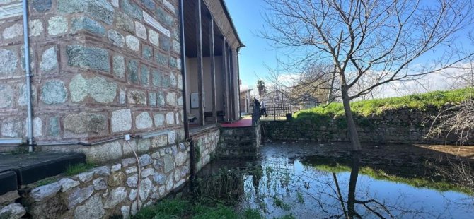 Uluabat Gölü 625 yıllık camiyi tehdit ediyor