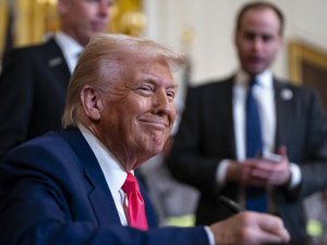 Trump: "İran Donanması’na ait 9 gemiyi batırdık"