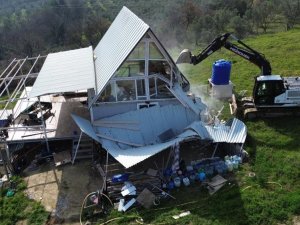 Bursa'da tarım arazilerine kurulan tiny house'lar tek tek yıkıldı