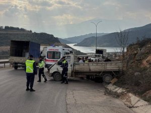 Bursa'da kontrolü kaybeden kamyonet yoldan çıktı