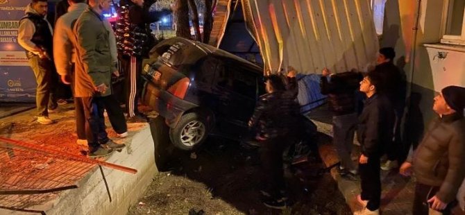 Bursa'da kontrolden çıkan araç apartman bahçesine uçtu