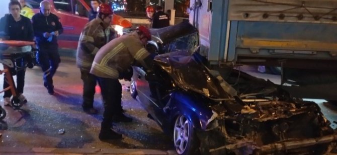 Bursa'da kazada can pazarı! Otomobil tırın altına girdi, sürücü ağır yaralı