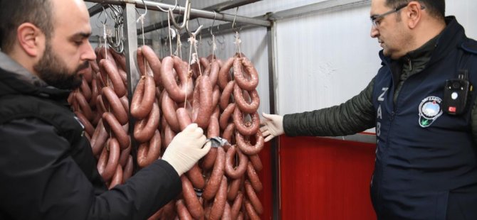 Bursa'da mide bulandıran görüntü! 700 kilo bozuk sucuğu piyasaya süreceklermiş