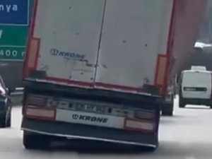 Bursa'da trafikte tehlikeli anlar! Devrilme tehlikesi geçiren tır kamerada...