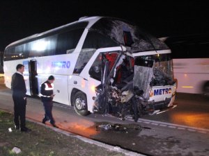 Bursa'dan yola çıkan otobüs tıra çarpı! Çok sayıda yaralı var