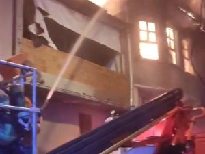 Bursa'da metruk bina alev alev!