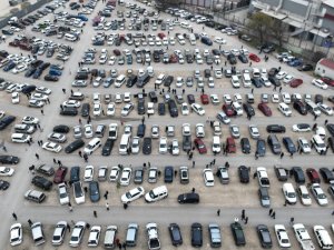 Bursa'da ikinci el oto pazarında buruk bayram