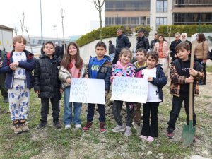 Bursa'da minikler doğa için fidan dikti