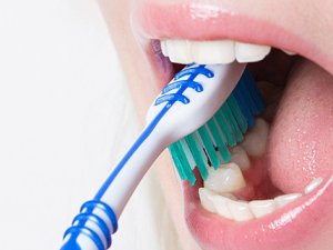 Toplumun yarısı dişlerini günde iki kez fırçalamıyor