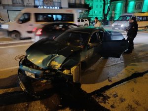 Bursa'da kontrolden çıkan otomobil direğe çarptı! Yaralılar var