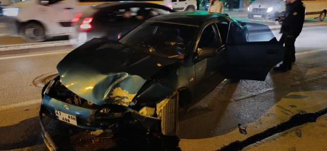 Bursa'da kontrolden çıkan otomobil direğe çarptı! Yaralılar var