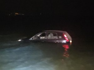 Bursa'da göle uçan otomobilde can pazarı