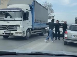 Bursa'da trafik kavgası! Birbirlerine girdiler