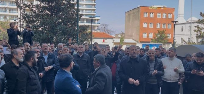 Bursa'da halk otobüsçüleri belediye önünde eylem yaptı