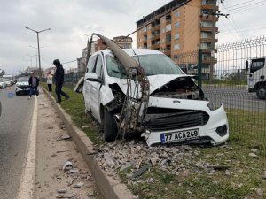 Bursa’da direğe çarpan otomobildeki, 2 kişi yaralandı