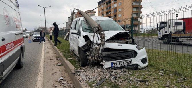 Bursa’da direğe çarpan otomobildeki, 2 kişi yaralandı