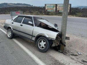 Bursa'da otomobil direğe çarptı! 1 yaralı