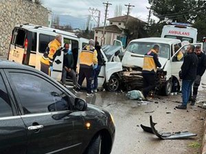 Bursa'da saniye saniye kaza! Çok sayıda yaralı var