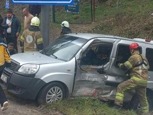 Bursa'da kamyonet ile hafif ticari araç çarpıştı: 4 yaralı