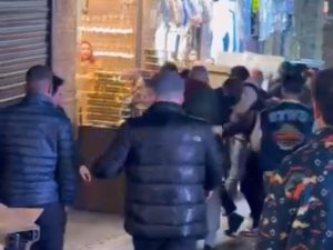 Bursa’da tarihi çarşı karıştı, yumruklar havada uçuştu