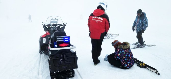 Uludağ'da JAK'tan kayakçılara yardım eli