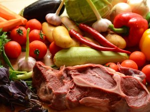 Az pişmiş et, iyi yıkanmamış sebze sizi gözünüzden edebilir