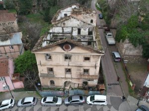 Dönence Kafe olarak bilinen 156 yıllık tarihi bina yangında zarar gördü