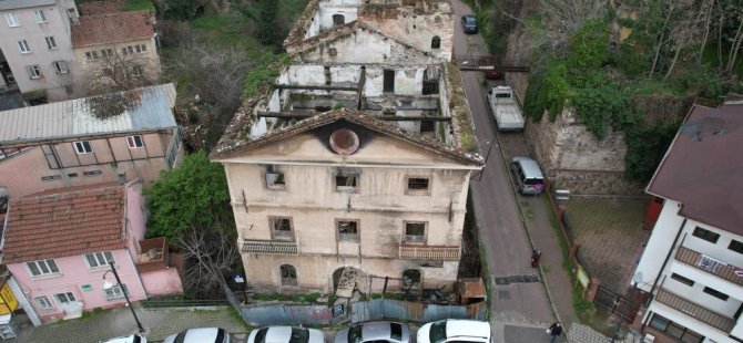 Dönence Kafe olarak bilinen 156 yıllık tarihi bina yangında zarar gördü