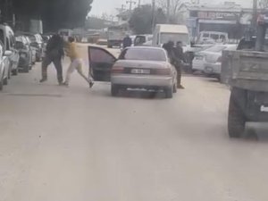 Bursa'da yol ortasında yumruklu kavga kamerada