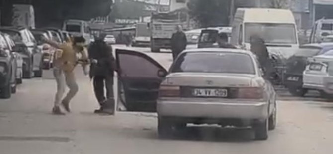 Bursa'da yol ortasında yumruklu kavga kamerada
